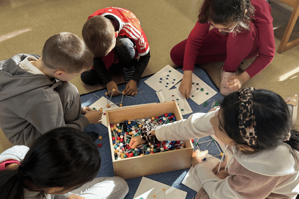 Kinder lösen gemeinschaftlich Schulaufgaben