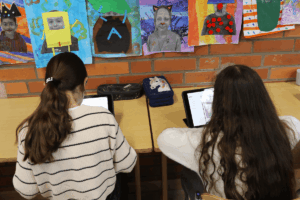 Zwei Kinder sitzen an iPads.